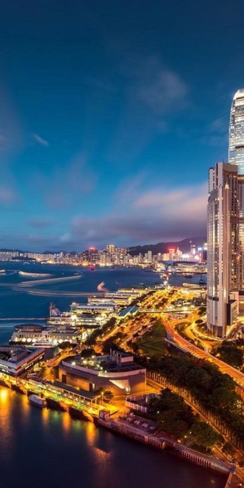 Crowded Hong Kong MTR during peak hours