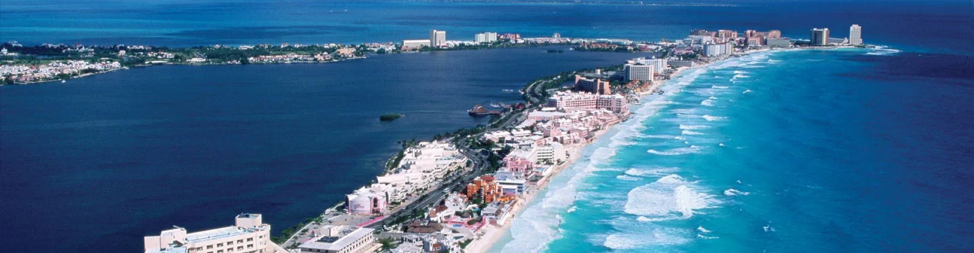 Rush-hour crowds inside metro Cancún, MX