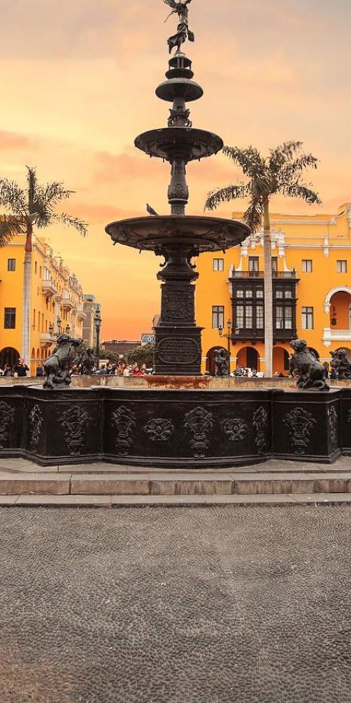 Commuters waiting on platform during peak time, Lima Metro