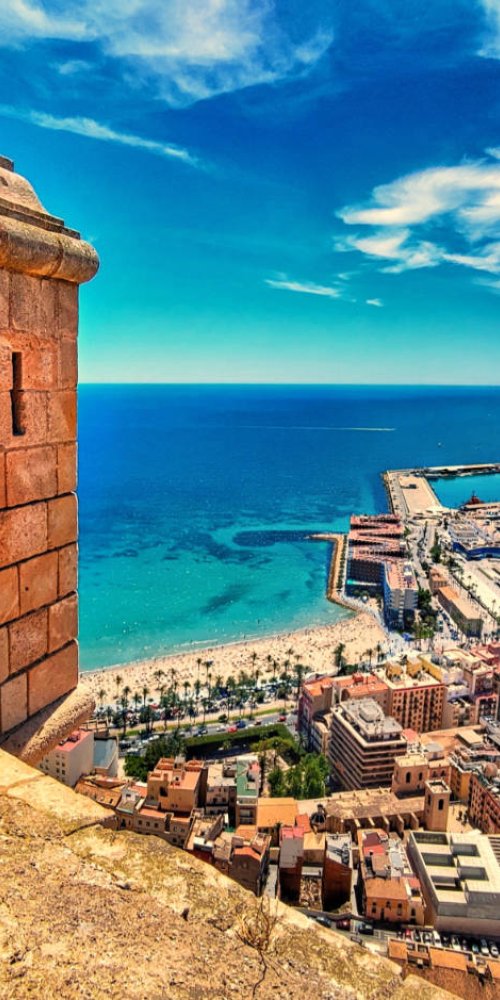 Busy metro platform during peak hour in Alicante