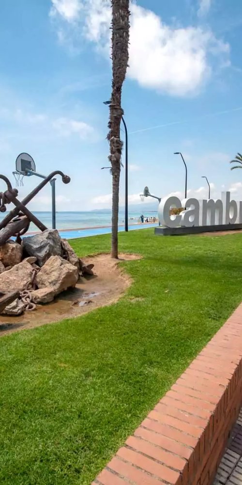 Commuters boarding a Cambrils bus