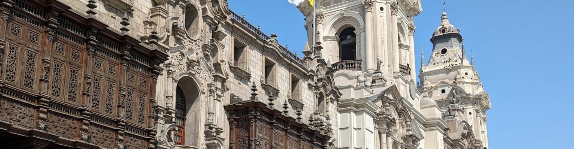 Metro train arriving at Lima station