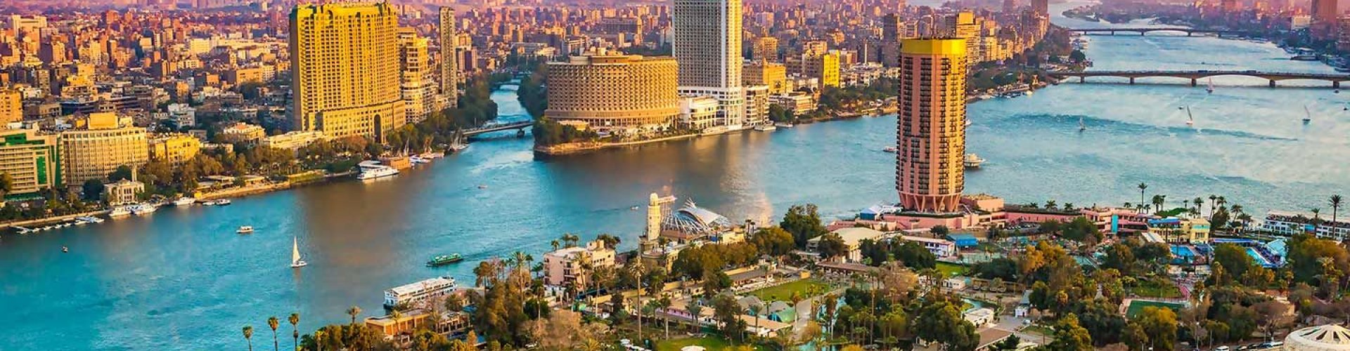 Commuters boarding metro in Cairo, EG