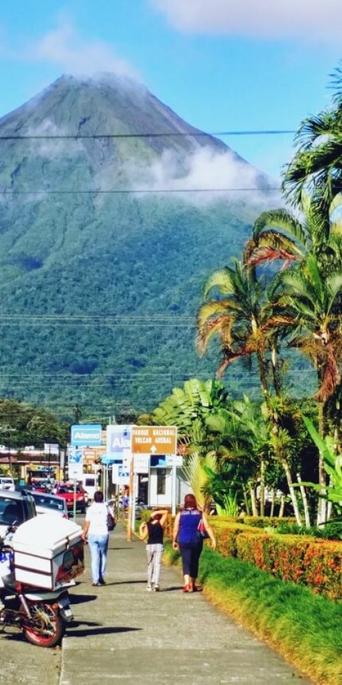 Evening tram in La Fortuna