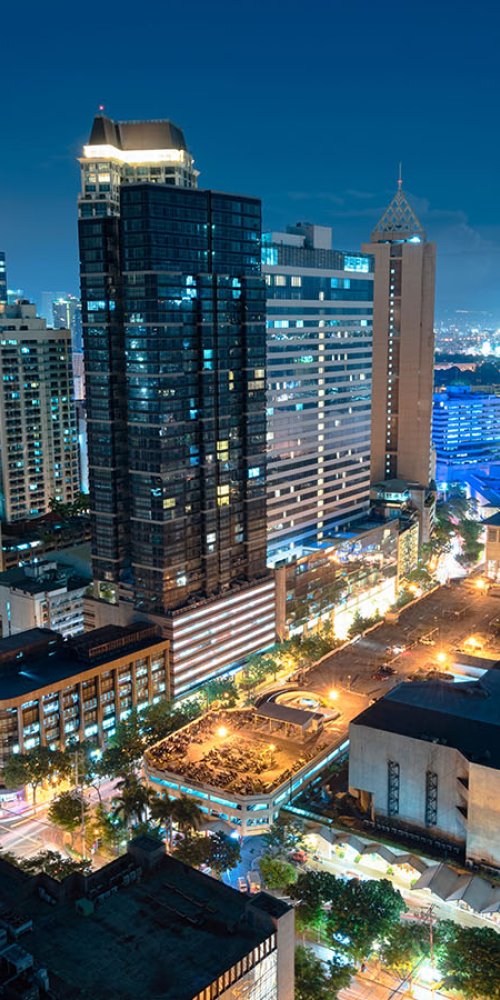 Commuters waiting at Manila MRT station during rush hour