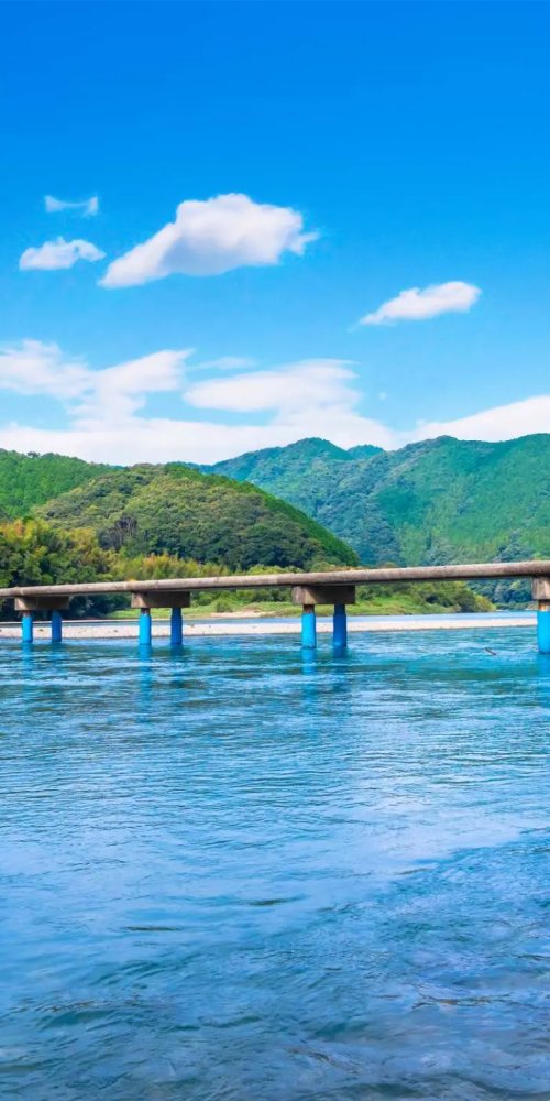 Metro train arriving at Kochi station