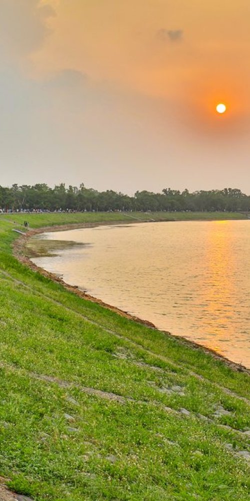 Passenger boarding off-peak tram in Chandīgarh